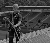 Reportage - Kaercher  - Reinigung der Solaranlage des SC-Stadions